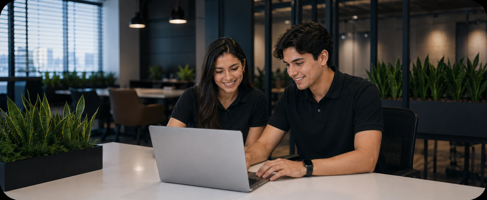 Dos personas del equipo de GoBus trabajando juntas en una laptop